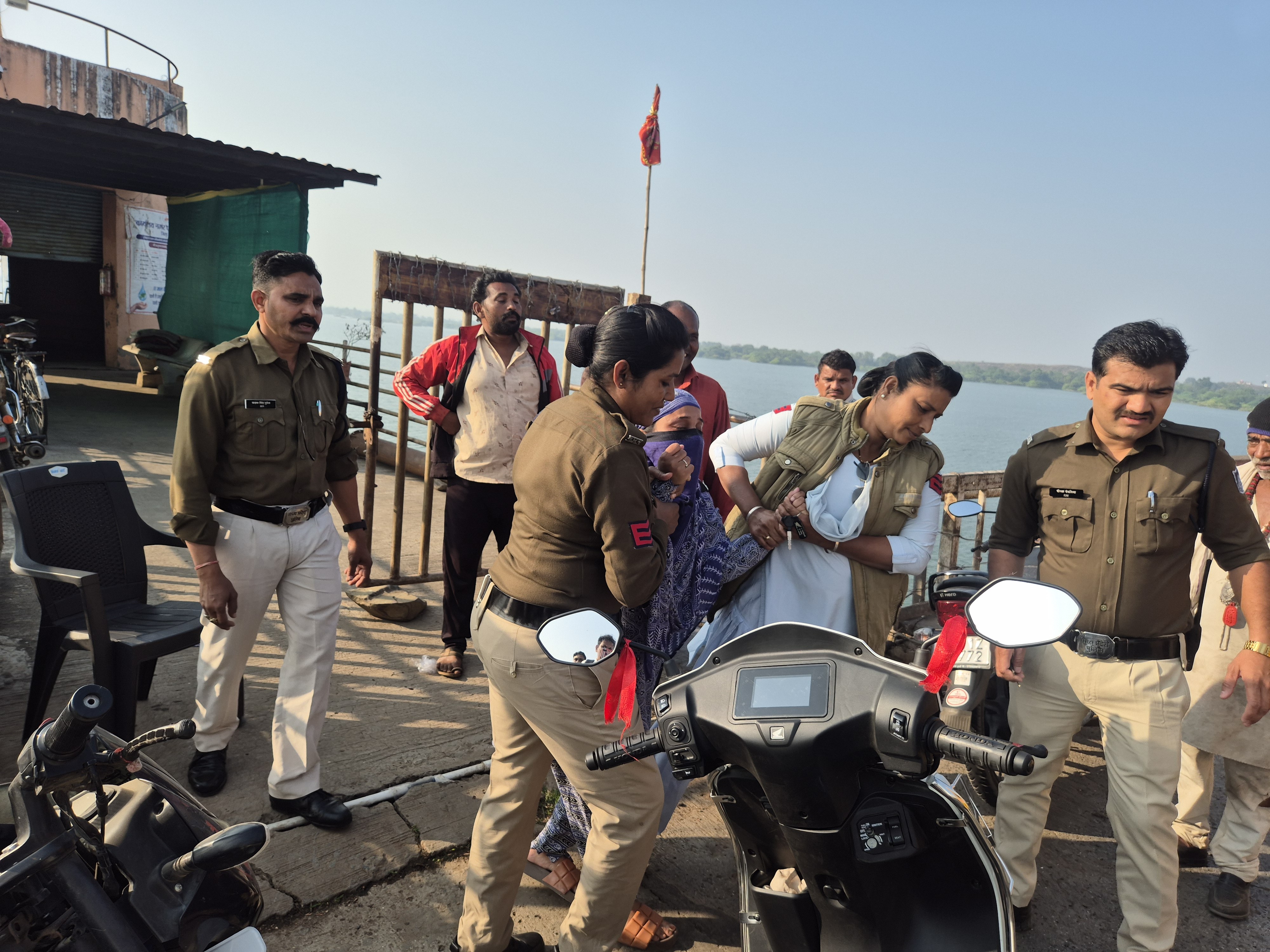 महिला पुलिसकर्मी युवती को अपने साथ वन स्टॉप सेंटर ले गईं हैं।