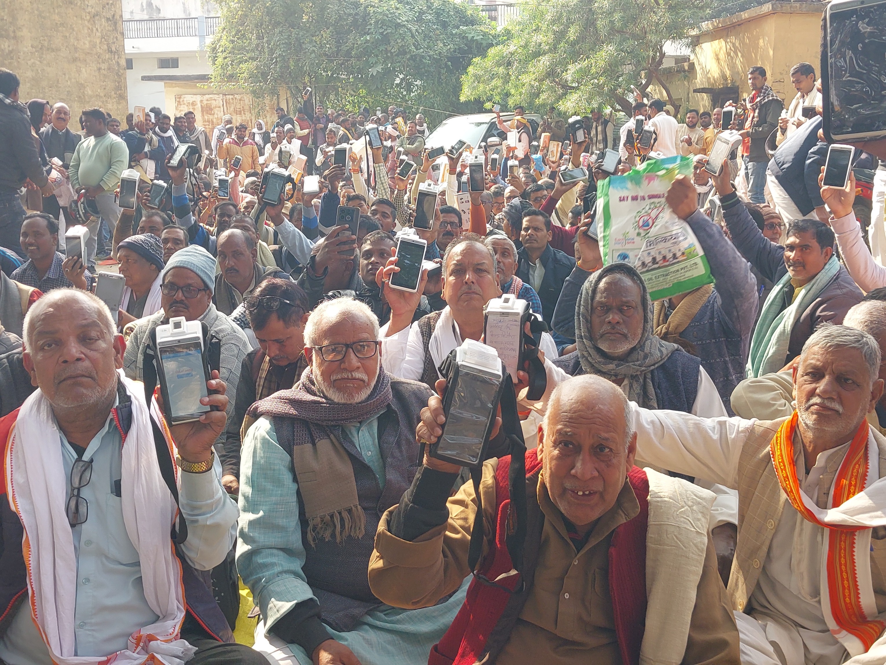 प्रदर्शन कर रहे कोटेदार। - Dainik Bhaskar