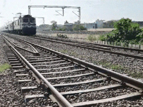 रायपुर रेल मंडल में भी स्लीपर क्लास के यात्रियों को चादर और तकिये (बेडरोल) देने की तैयारी शुरू हो गई है।
