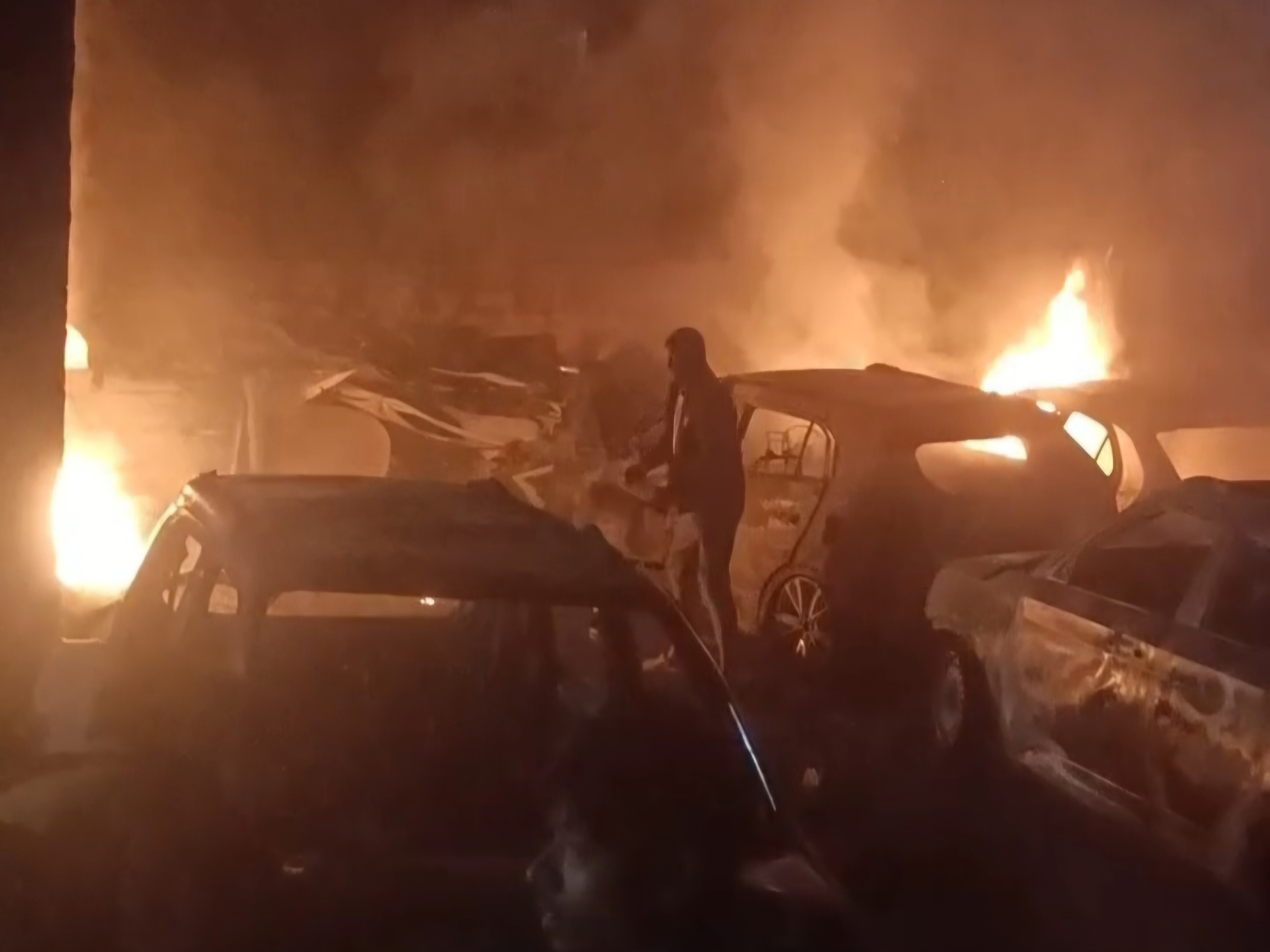 मन्नत मोटर्स मे जलती गाडिय़ां