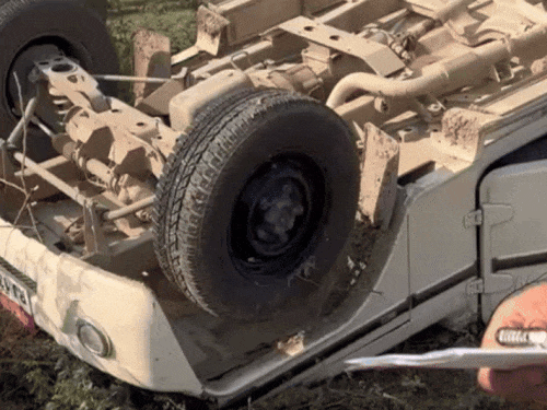 विकास अधिकारी इसी गाड़ी में सवार थे। उन्हें चोट भी आई है।