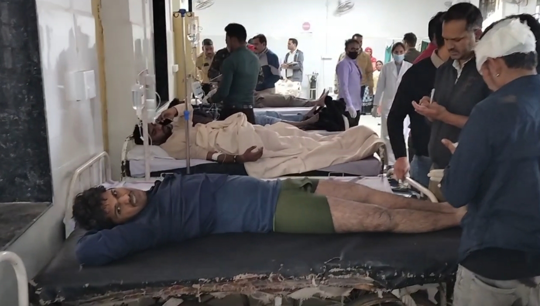 जिला अस्पताल में भर्ती घायल।