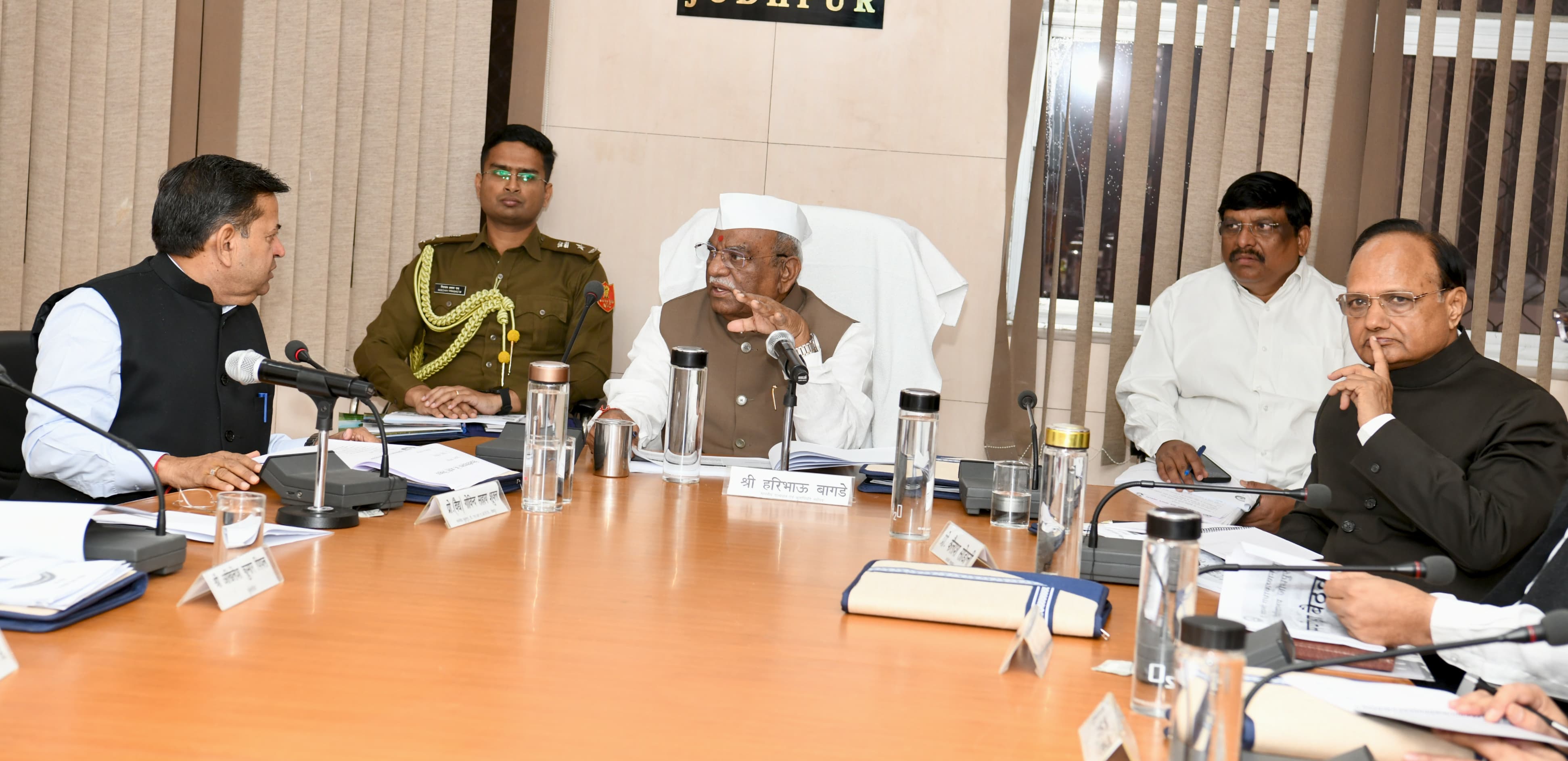 राज्यपाल बागड़े ने आयुर्वेद,कृषि और एमबीएम विश्वविद्यालय की समीक्षा बैठक:  बोले -विश्वविद्यालय राष्ट्र निर्माण का केंद्र बनें, पारदर्शी परीक्षा, उच्चस्तरीय शोध और विद्यार्थियों का बौद्धिक–सांस्कृतिक विकास ही उत्कृष्टता – Jodhpur News