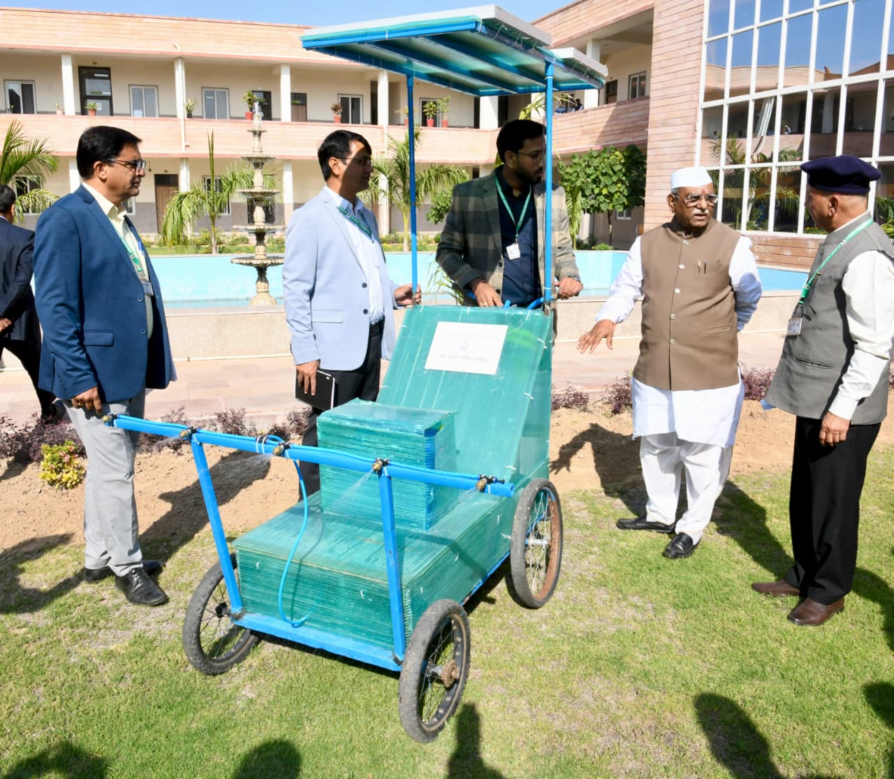 विश्वविद्यालय में मशीन का निरीक्षण करते राज्यपाल।