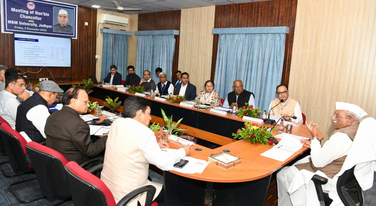 विश्वविद्यालय की बैठक लेते रज्यपाल।