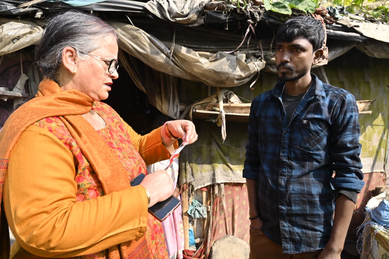 मेयर सुषमा खर्कवाल खुद क्षेत्र में जाकर झुग्गियों में रहने वाले लोगों के डॉक्यूमेंट चेक कर रही हैं।