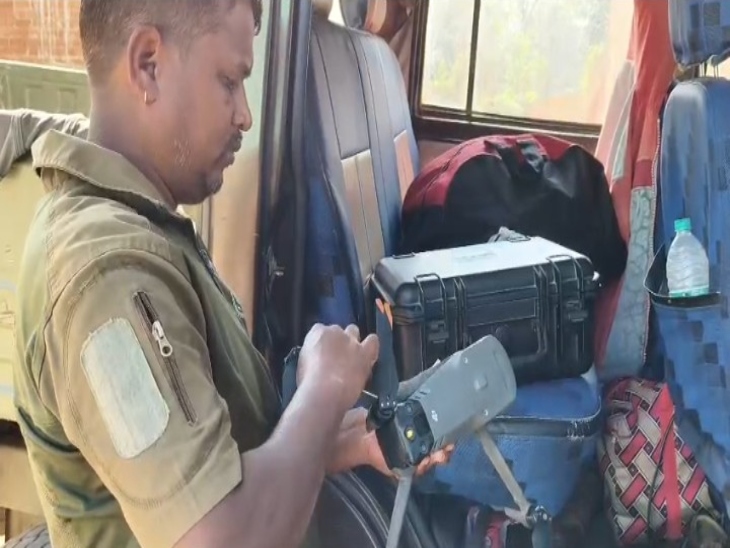 ड्रोन से निगरानी करते वन विभाग के कर्मी।