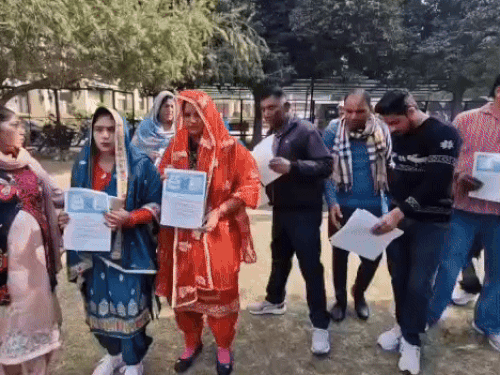 सरपंच के खिलाफ डीसी के पास पहुंची महिला पंच व ग्रामीण।