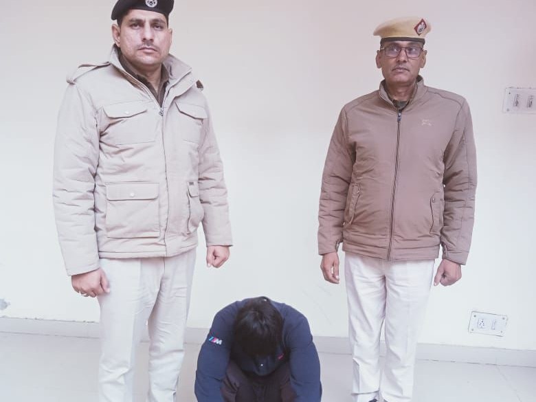 हांसी में पुलिस द्वारा गिरफ्तार किया गया चोरी का आरोपी।