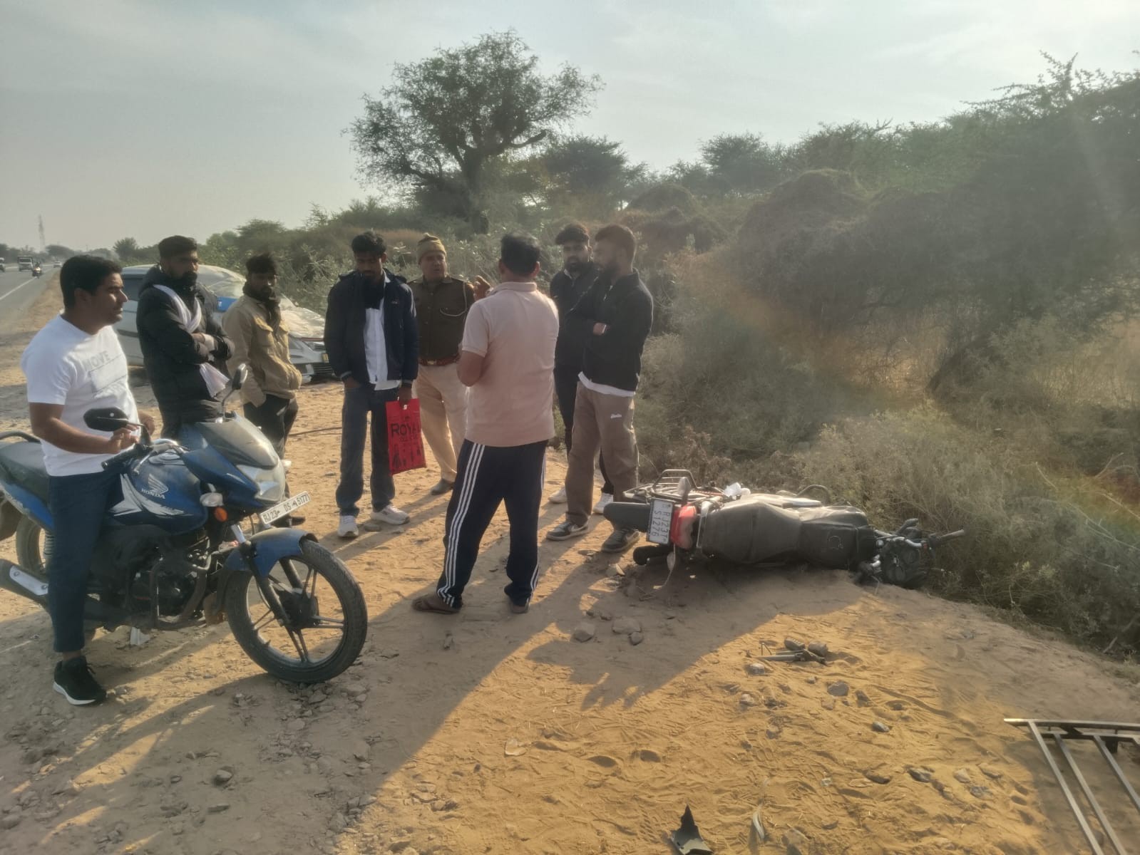 हादसे में बाइक सवार युवक की मौत हो गई।