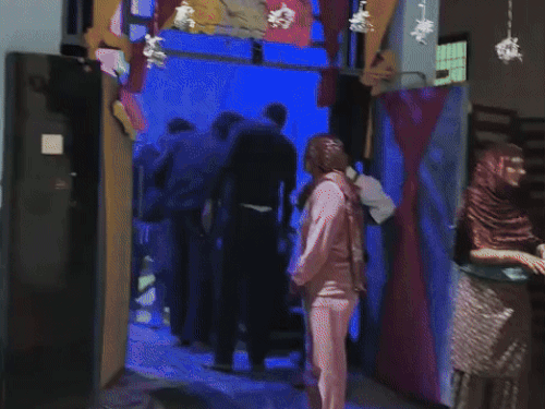 आग लगने के बाद घर के बाहर निकला परिवार।