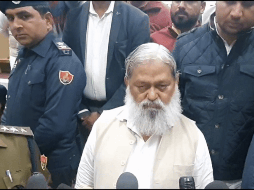 मीडिया से बातचीत करते मंत्री अनिल विज।