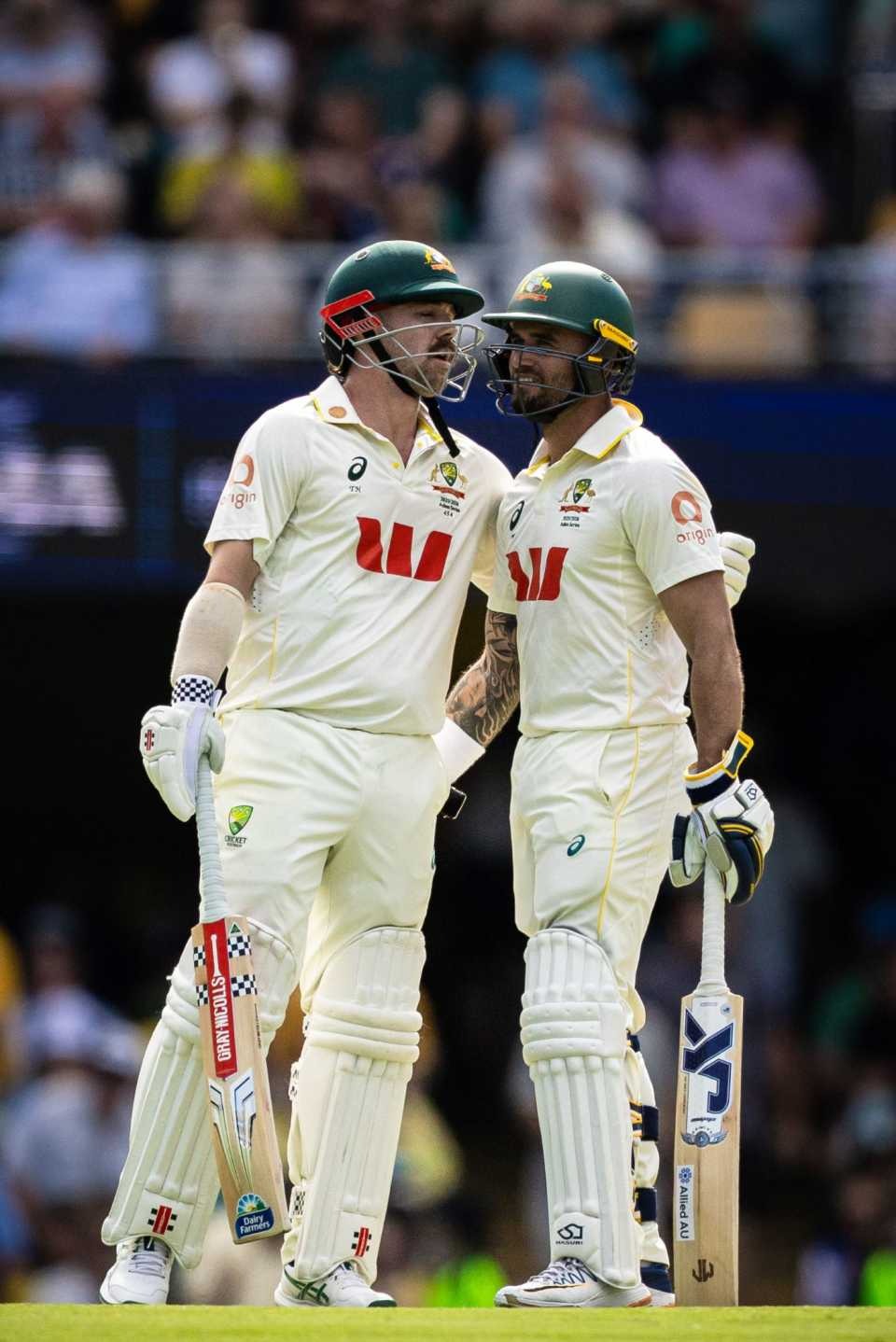 ट्रैविस हेड और जेक वेदरल्ड ने पहले विकेट के लिए 77 रन जोड़े।