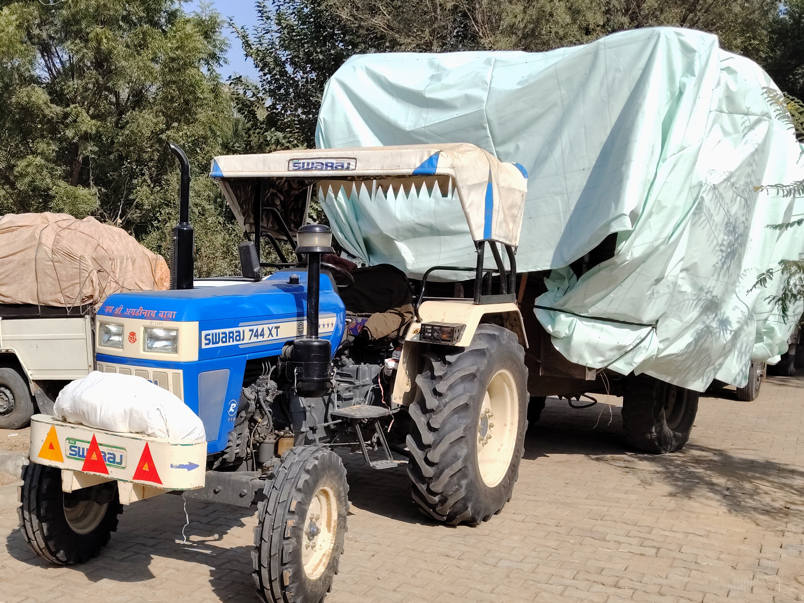 वन विभाग ने छापेमारी के दौरान कुल 6 पिकअप वाहन और 1 ट्रैक्टर को पकड़ा।