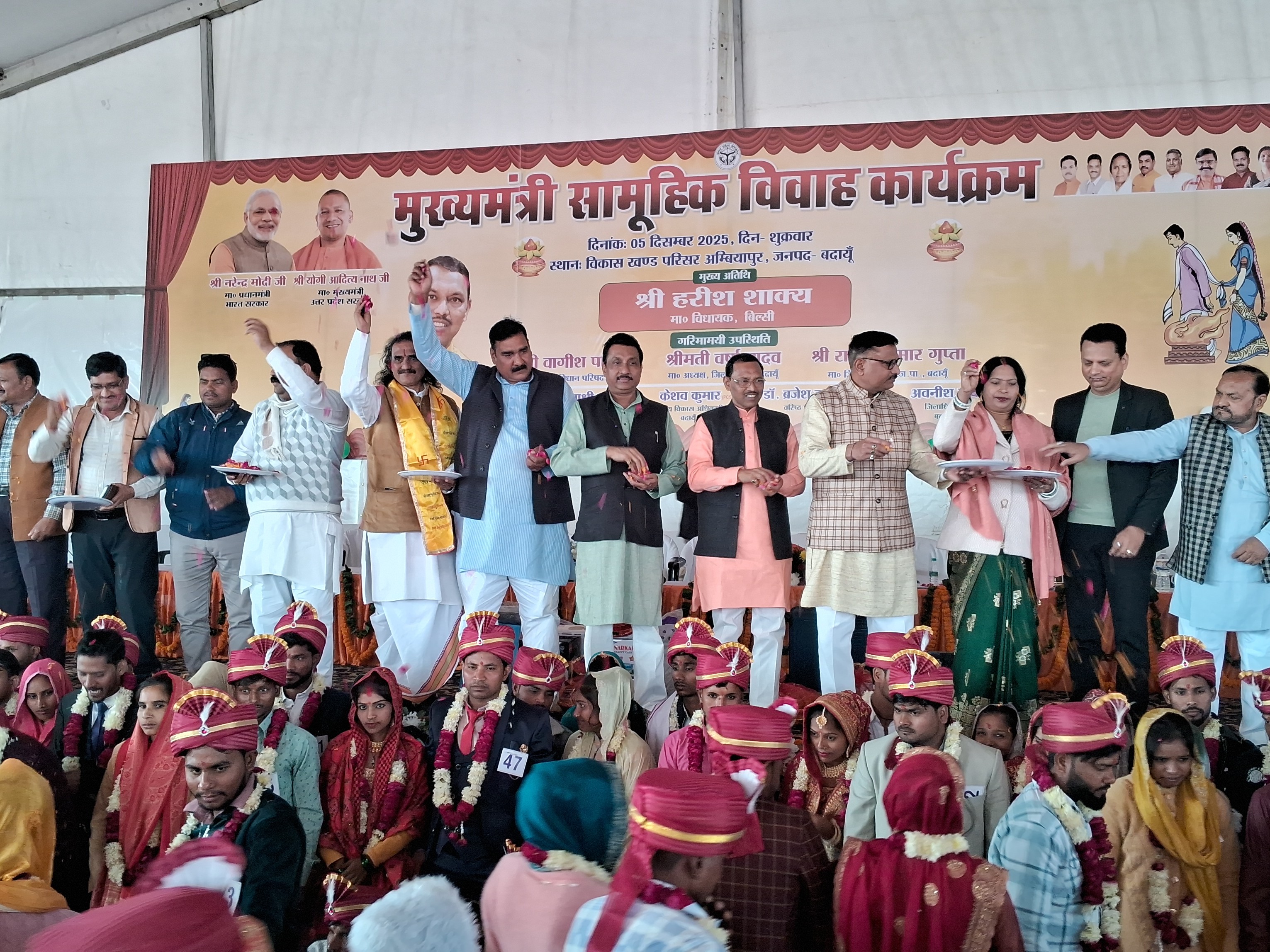 More than 100 couples got married in Bilsi.