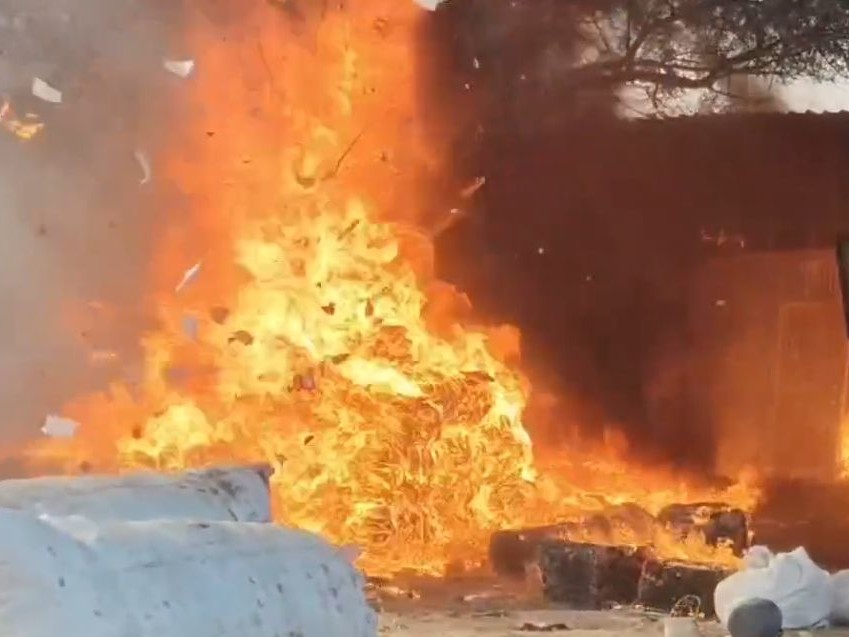 धनबाद में कचरा गोदाम में लगी भीषण आग:  काला धुआं दूर तक फैला, 70 लाख रुपए का सामान जला; दमकल की 4 गाड़ियां पहुंचीं – Dhanbad News