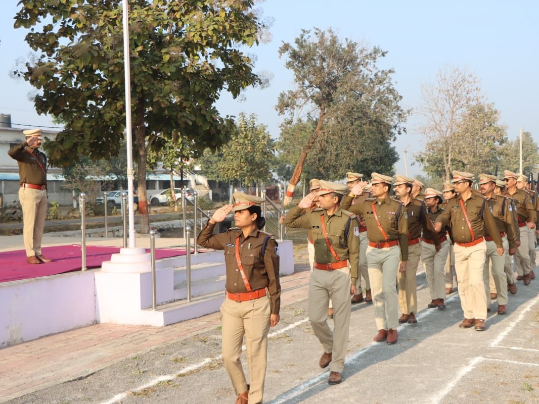 परेड कमांडर संध्या राजपूत के नेतृत्व में एसपी को दी गई सलामी