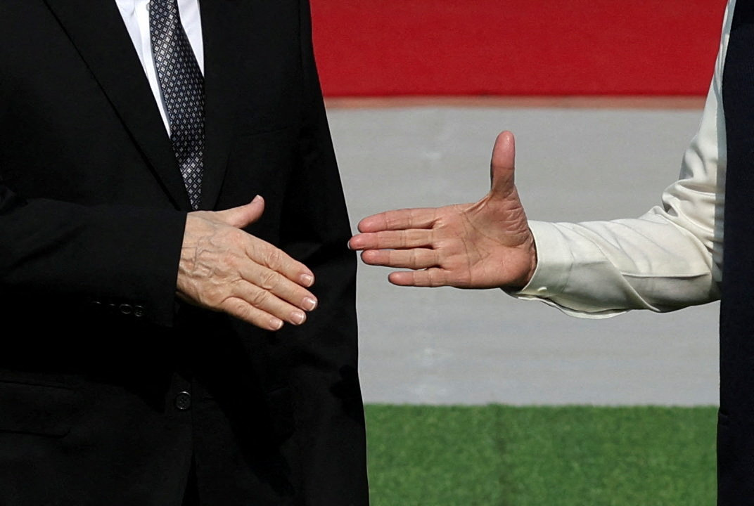 मोदी ने हैदराबाद हाउस में पुतिन का स्वागत किया। उन्होंने पुतिन से हाथ मिलाया। इस बैठक में दोनों देश आर्थिक रिश्तों को और मजबूत करने पर चर्चा करेंगे, खासकर रक्षा, ऊर्जा क्षेत्र और कुशल भारतीय कामगारों की आवाजाही को आसान बनाने पर जोर रहेगा।