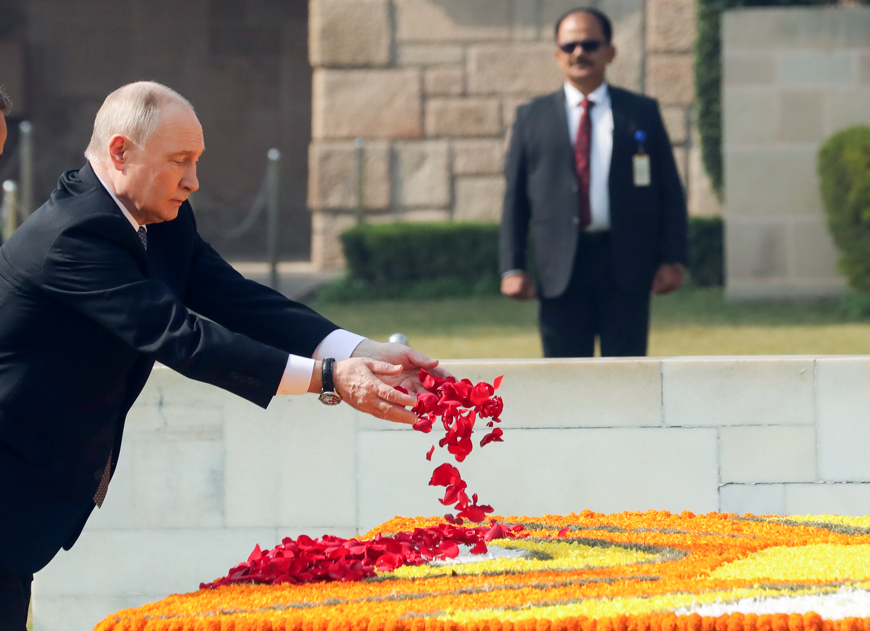 राष्ट्रपति पुतिन ने शुक्रवार को राजघाट में राष्ट्रपिता महात्मा गांधी को श्रद्धांजलि दी।