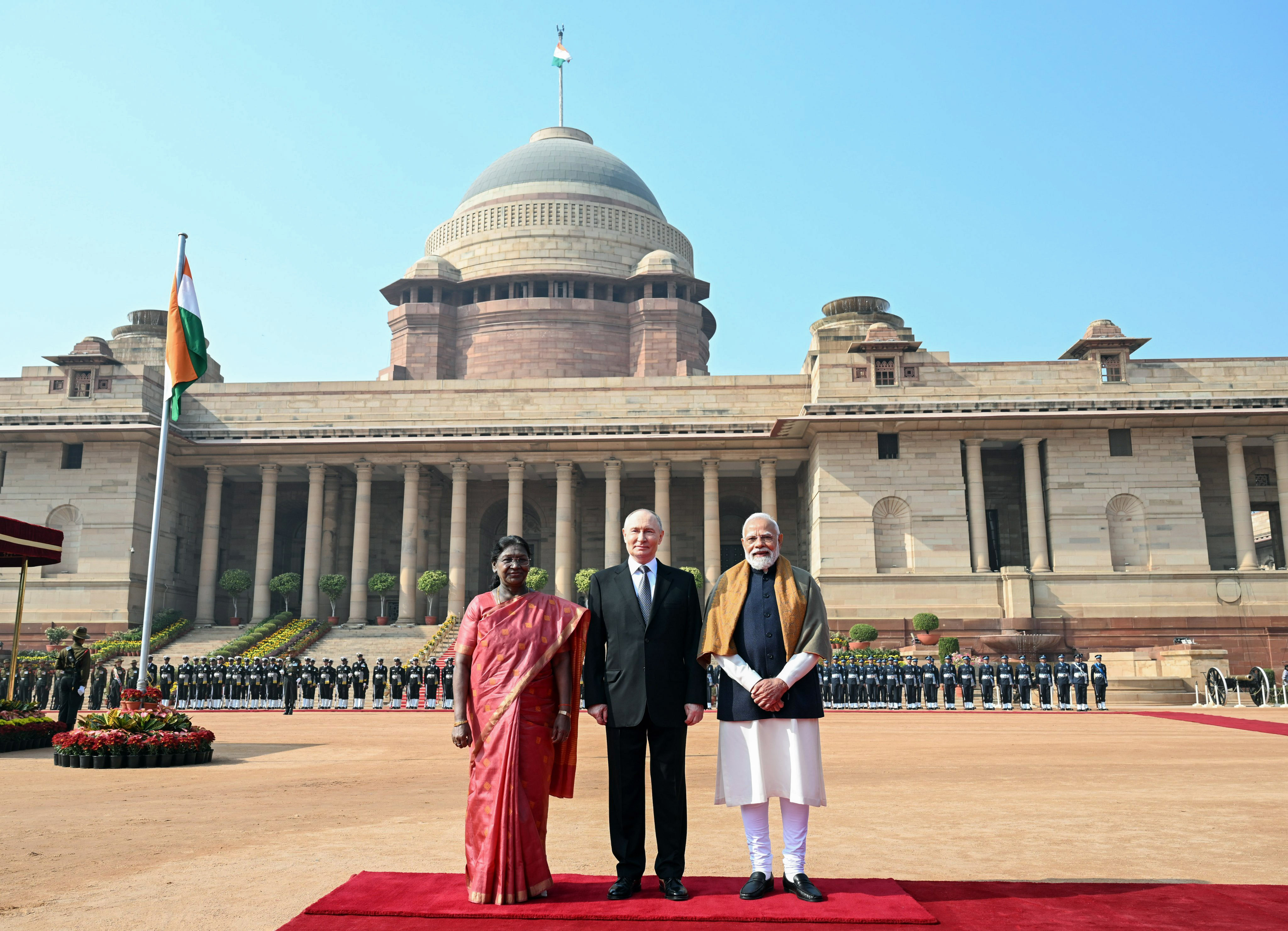 पुतिन यांनी राष्ट्रपती भवनात आयोजित फोटो सेशनमध्ये भाग घेतला. यावेळी त्यांच्यासोबत राष्ट्रपती मुर्मू आणि पंतप्रधान मोदीही होते.