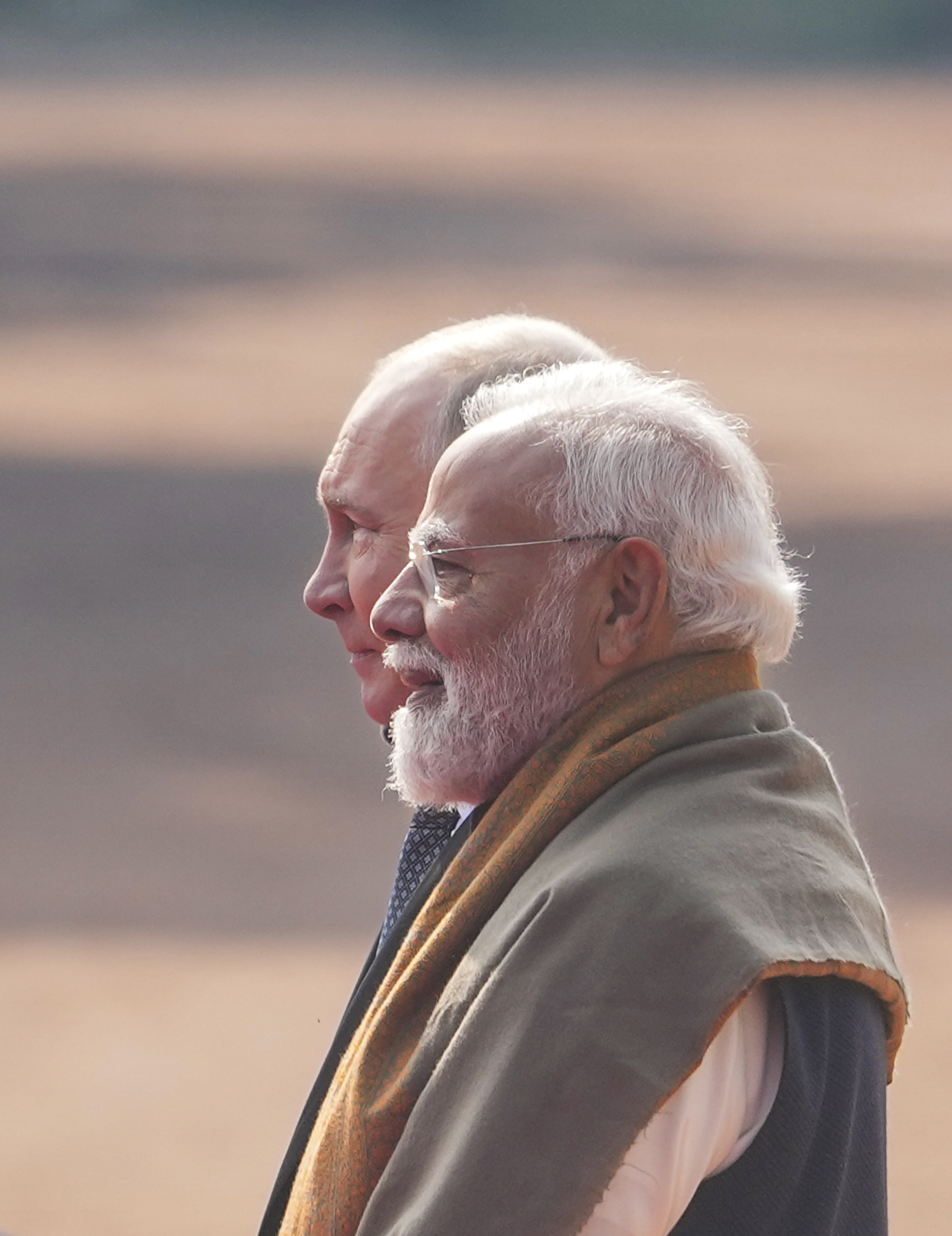 मोदी ने पुतिन को राजघाट की विशेषताओं के बारे में बताया। इस दौरान वे साथ-सथ नजर आए।