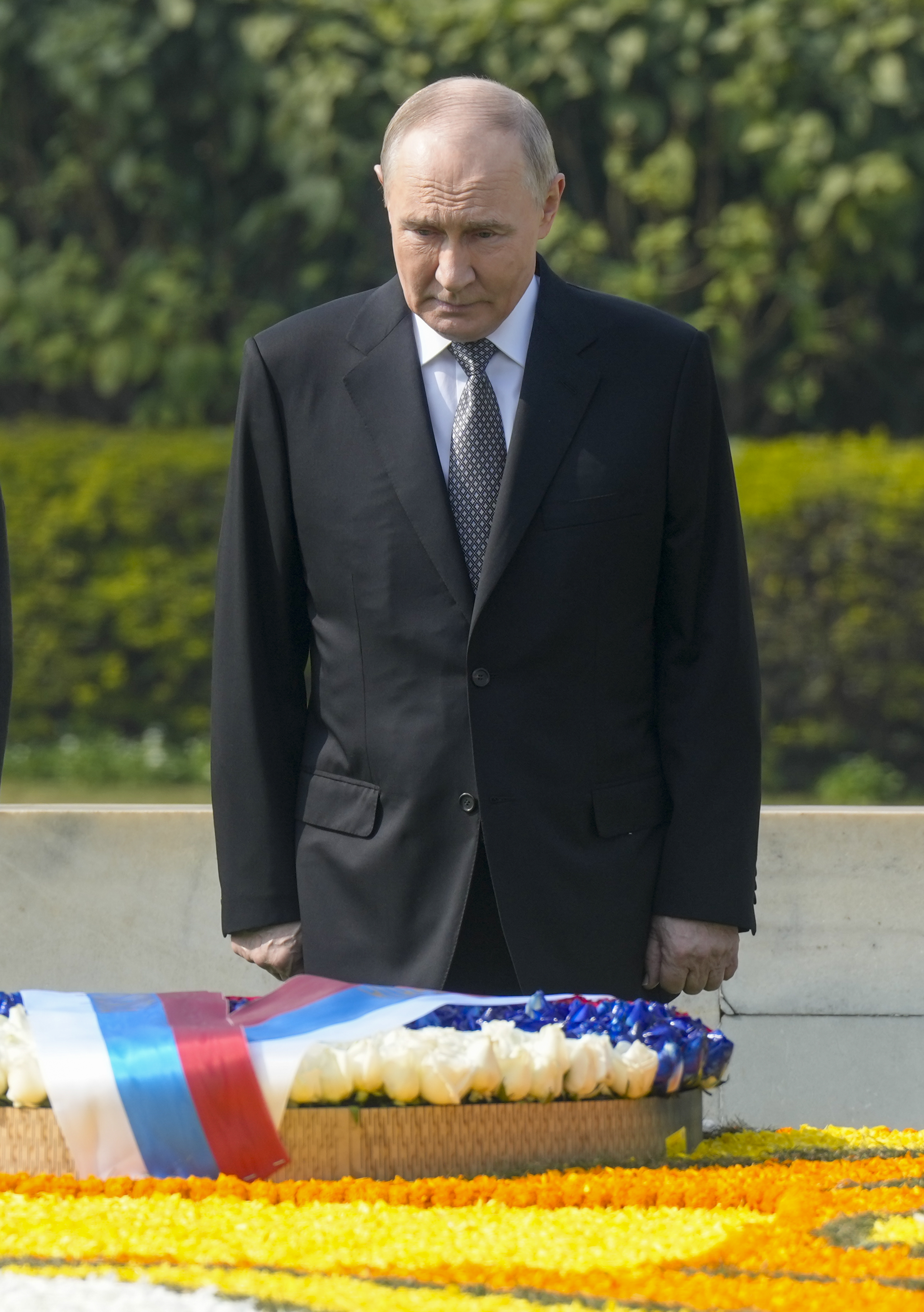 राजघाट में राष्ट्रपिता महात्मा गांधी को श्रद्धांजलि देने के दौरान पुतिन ने 'राजा राम' और 'वैष्णव जन तो' भजन सुने।