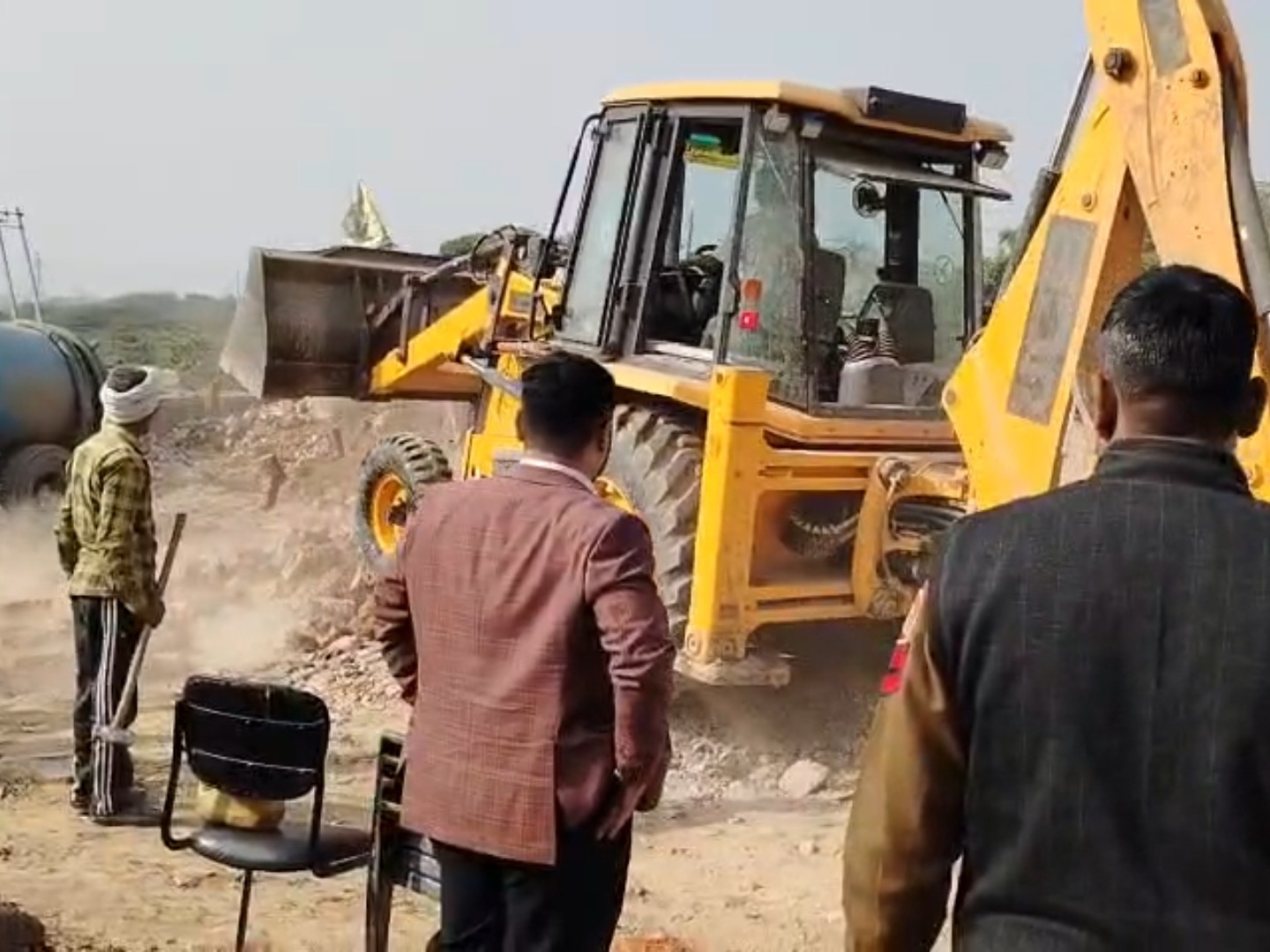 कार्रवाई के दौरान उपस्थित अधिकारी व पुलिस।