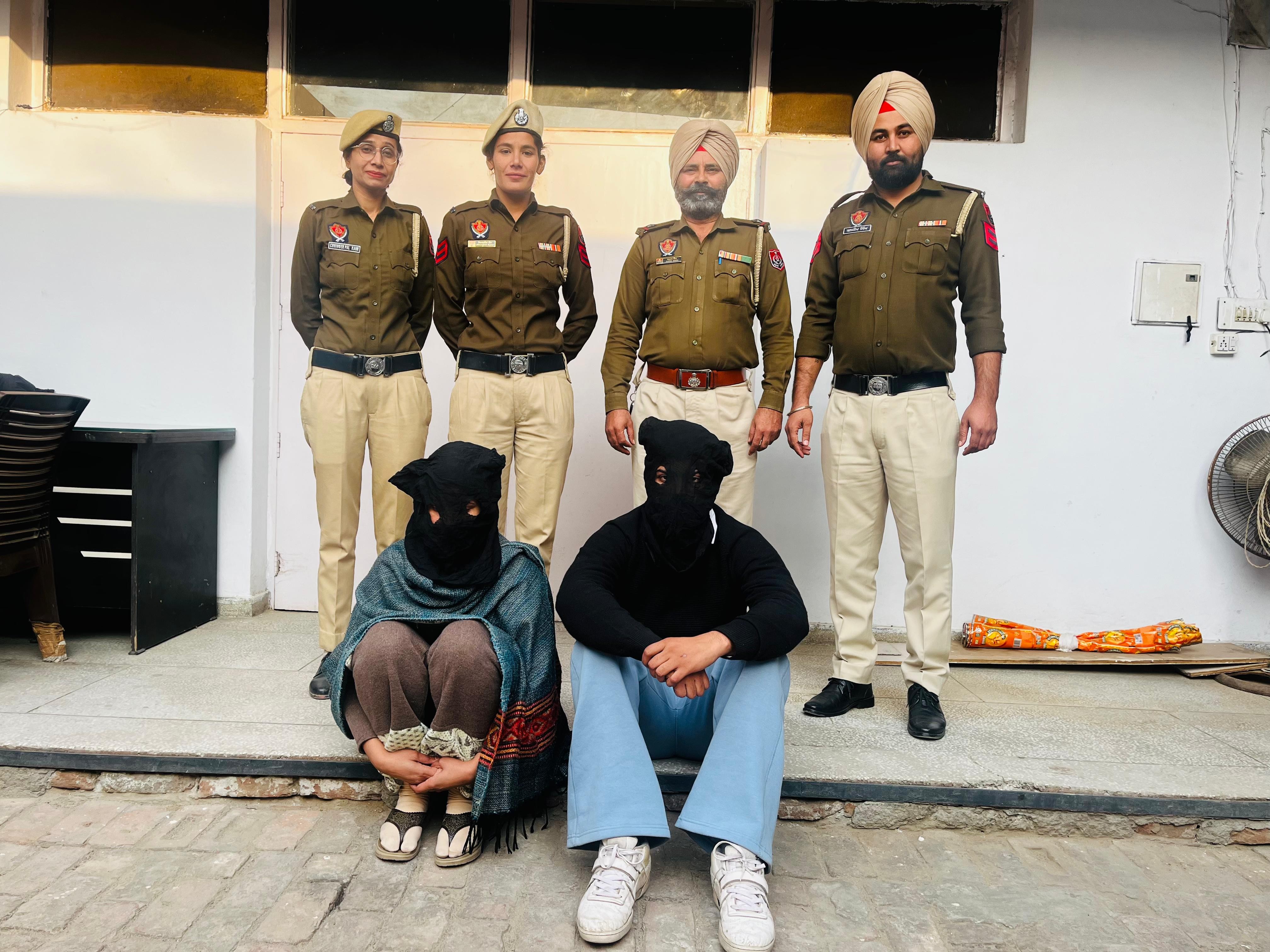 पुलिस की गिरफ्त में मृतक की पत्नी व उसका प्रेमी।