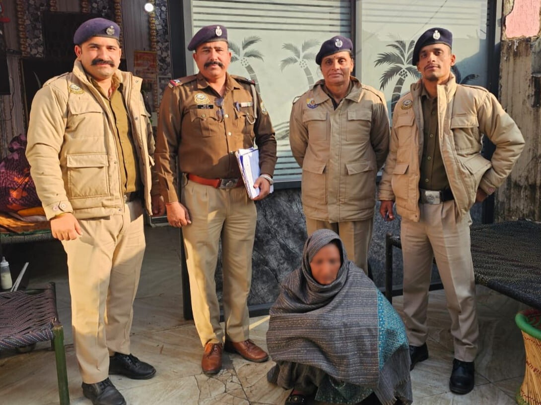 पुलिस द्वारा तस्करी के आरोप में गिरफ्तार की गई महिला