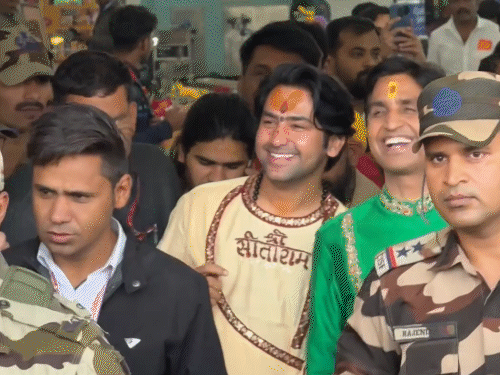 शादी में शामिल होने के लिए धीरेंद्र शास्त्री और कुमार विश्वास एक साथ जयपुर पहुंचे थे।