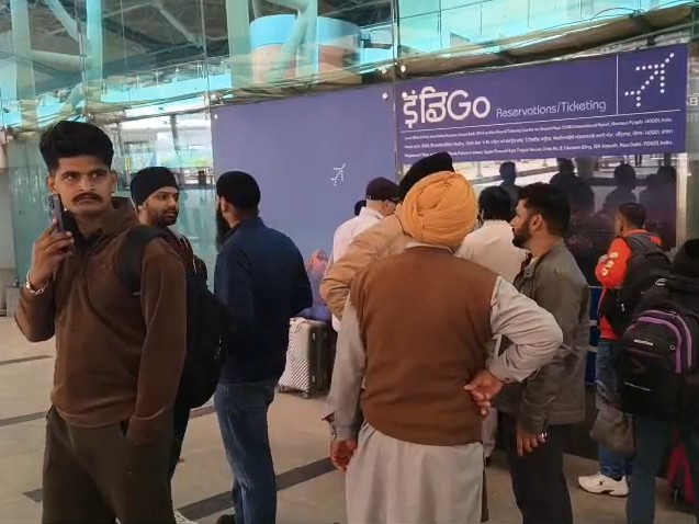 अमृतसर एयरपोर्ट पर फ्लाइट रद्द होने से परेशान यात्री