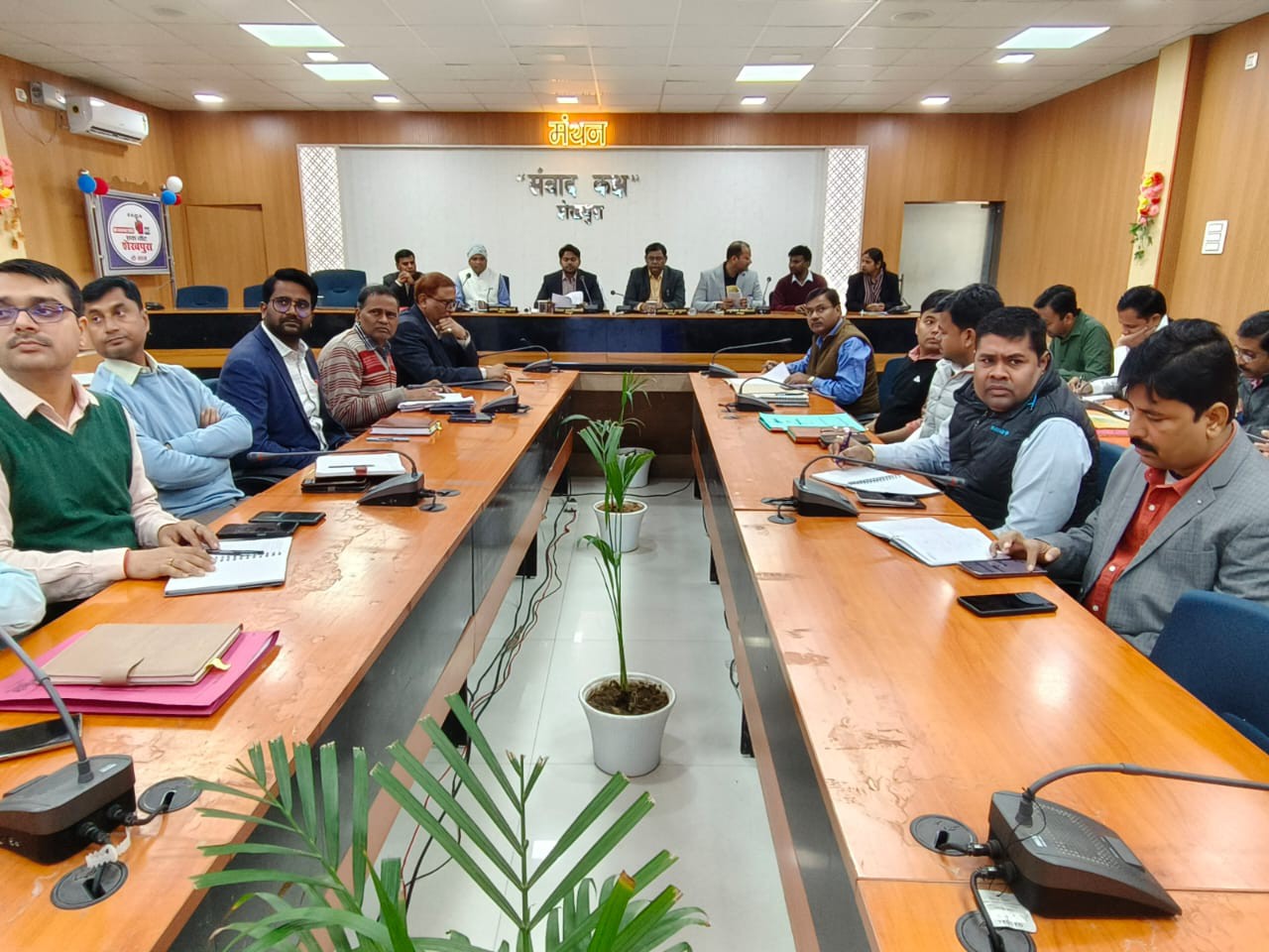 जनता दरबार में मौजूद अधिकारी।