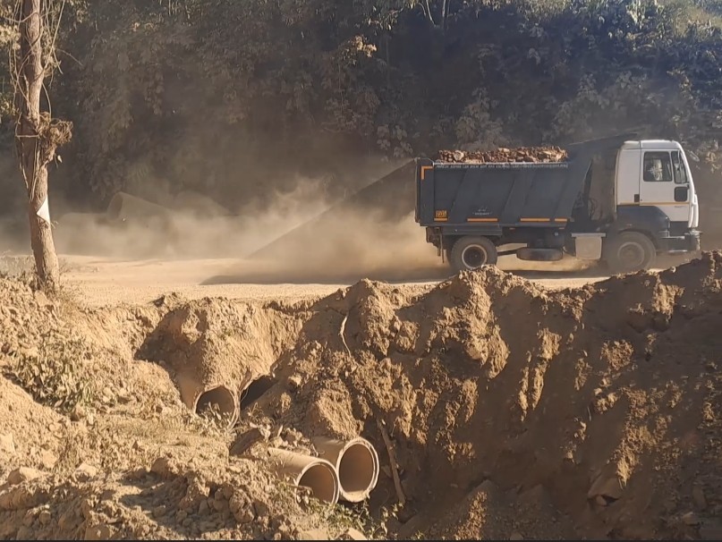 टूटी पड़ी सड़क पर कभी भी हो सकता है हादसा