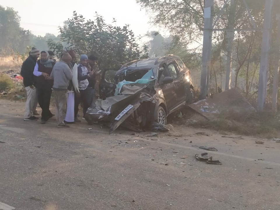 लोहारू में एक्सीडेंट में क्षतिग्रस्त हुई गाड़ी।