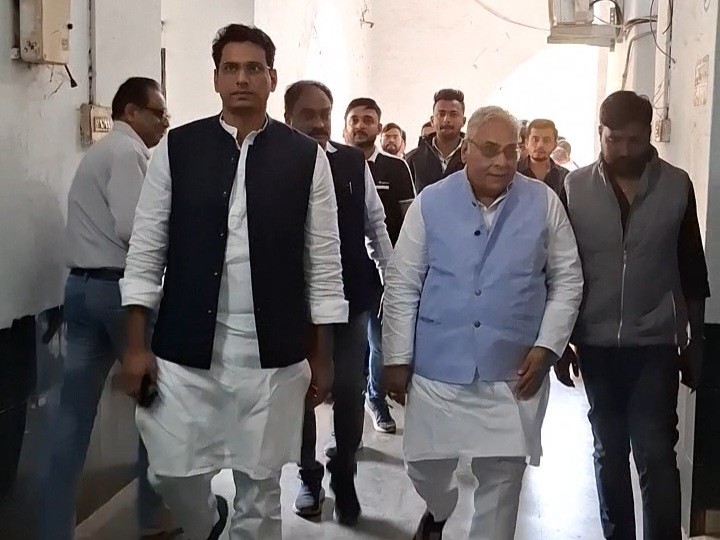 भिलाई नगर विधायक देवेंद्र यादव और दुर्ग शहर के पूर्व विधायक अरुण वोरा ने कांग्रेस नेताओं के साथ जेल में बंद कारोबारियों से मुलाकात की। - Dainik Bhaskar