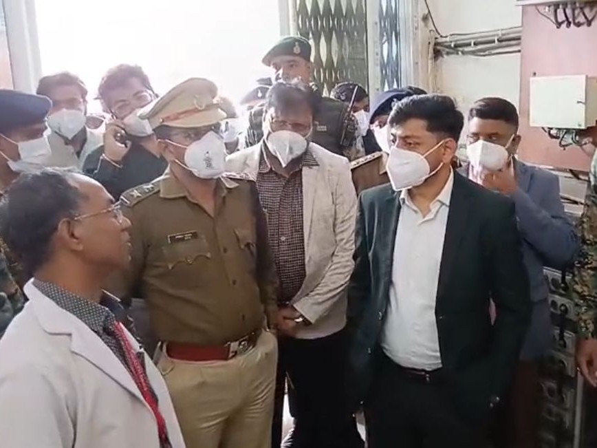 डीसी ने बताया कि प्रभावित परिवारों के लिए टेंट, भोजन और अन्य सुविधाओं की व्यवस्था की जा रही है।