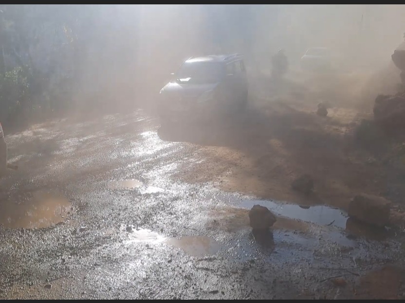 टूटी सड़क पर जगह जगह भरा पानी