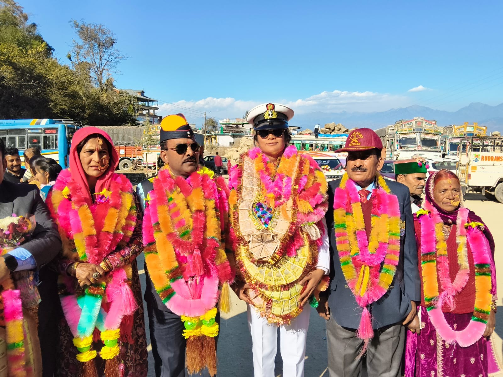 परिजनों के साथ सिमरन भारद्वाज।