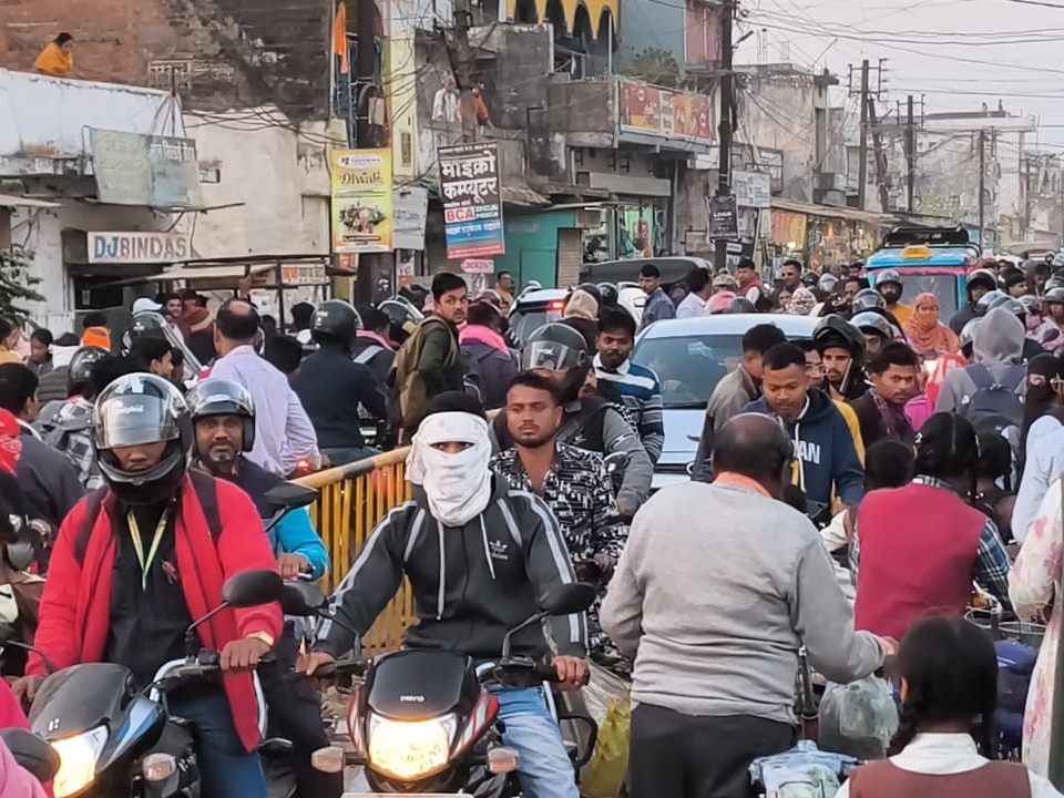 इस दौरान इस कारण फाटक बंद होने से दोनों ओर वाहनों की लंबी कतार लग गई।