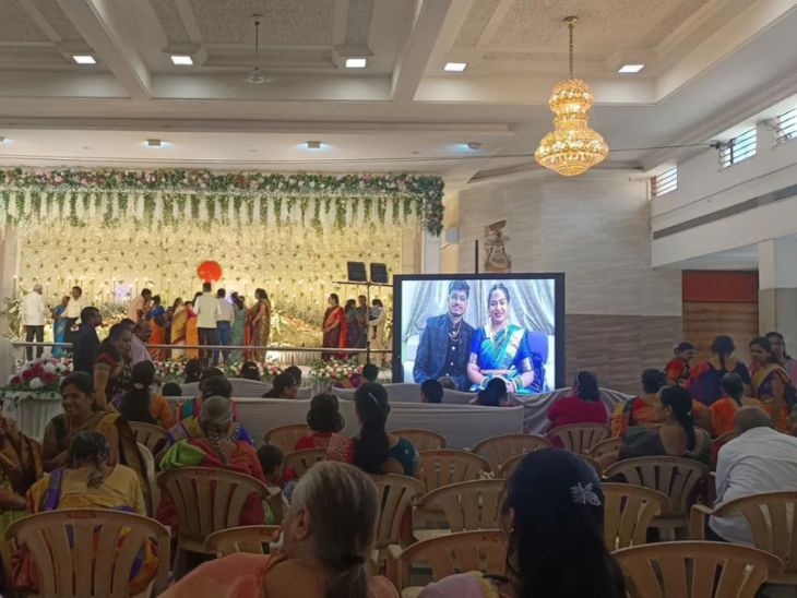 कर्नाटक में फ्लाइट कैंसिल होने के चलते हुबली का एक कपल अपने ही रिसेप्शन में ऑनलाइन शामिल हुआ।