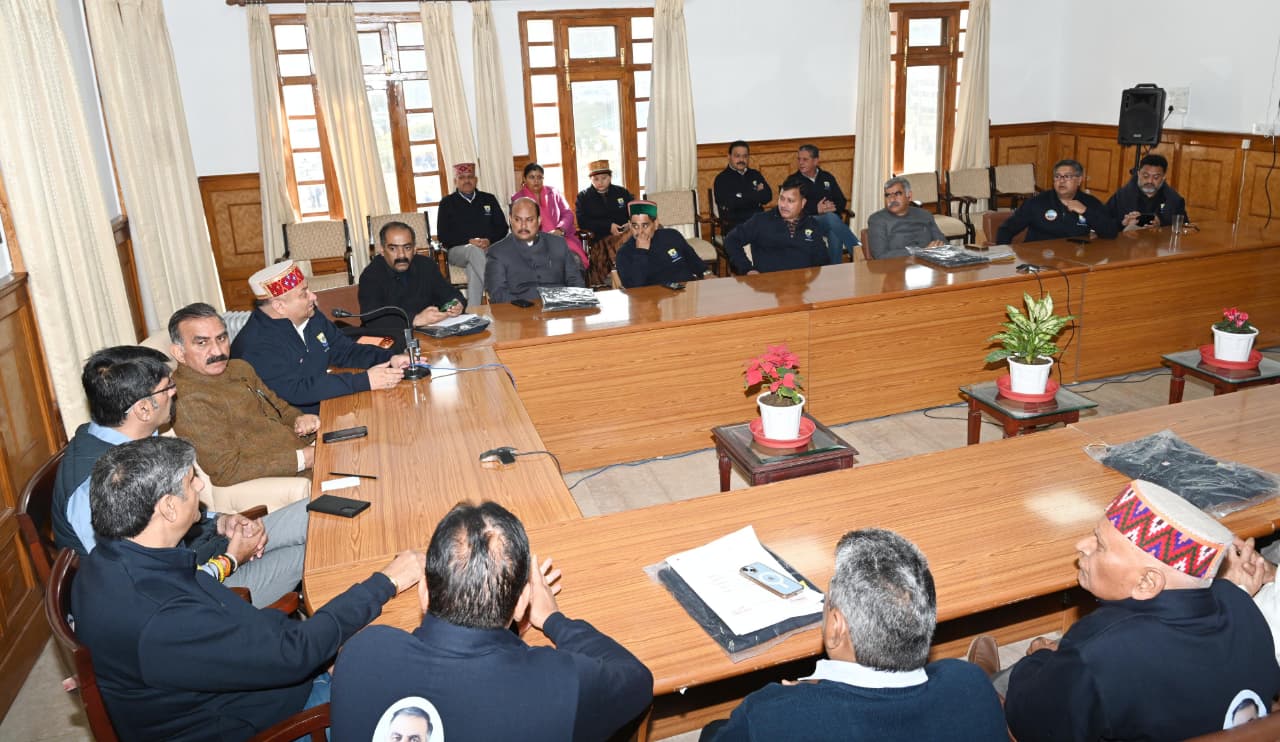 विधानसभा की कार्यवाही शुरू होने से पहले कांग्रेस विधायक दल की मीटिंग लेते हुए सीएम सुक्खू।