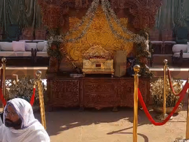 मंडप में अलग-अलग चौकियों पर इष्ट देव विराजमान हैं। इसके अलावा हवन की भी तैयारी की गई।