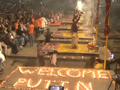 पुतिन के स्वागत में वाराणसी में गुरुवार को गंगा आरती के दौरान दीयों से वेलकम पुतिन लिखा गया।