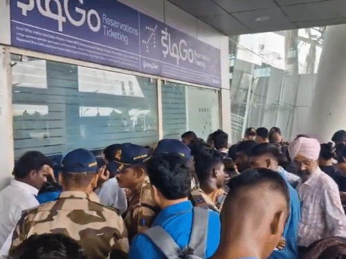 चेन्नई एयरपोर्ट पर इंडिगो के ऑफिस के सामने यात्रियों की लंबी कतारें लगी हुई हैं।
