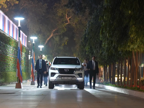 रूसी राष्ट्रपति पुतिन, मोदी के साथ गुरुवार रात 8 बजे लोक कल्याण मार्ग स्थित पीएम आवास पहुंचे।