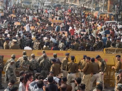 आजाद चौक पर बड़ी संख्या में फोर्स तैनात है। अमित बघेल समर्थकों की भीड़ जुटी हुई है।