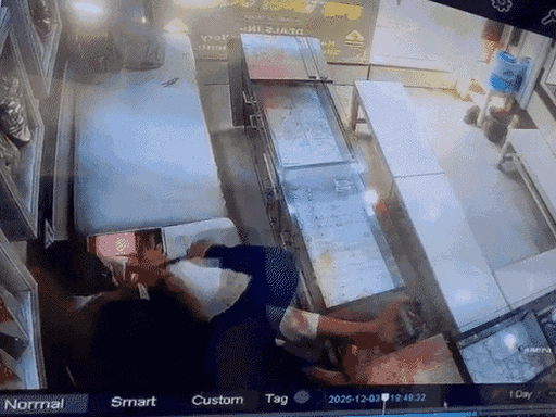 शोरूम के अंदर लगे CCTV में अंकित गिरधारी को मारता हुआ दिखा।