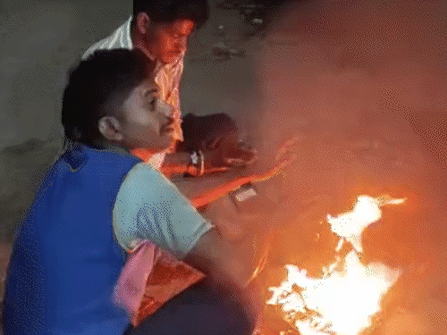 छत्तीसगढ़ के पेंड्रा और सरगुजा में गुरुवार को लोगों ने सर्दी से बचने के लिए अलाव का सहारा लिया।