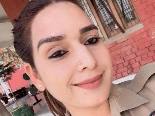 पुलिस वर्दी में रील बनाती महिला पुलिसकर्मी।