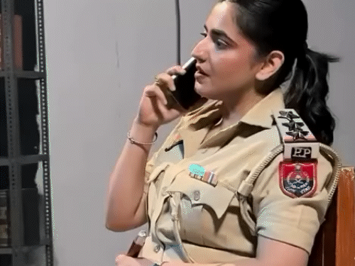 पुलिस की वर्दी में फोन पर बात करते का रील।